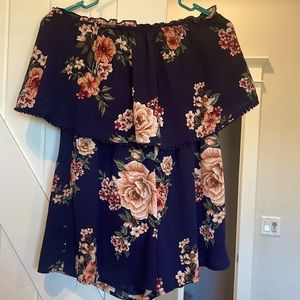 Floral romper. Brand is Daytrip (Buckle). Size M